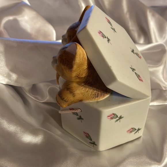 Ceramic MANN Music Box plays “Memories”from Cats. - Picture 5 of 9